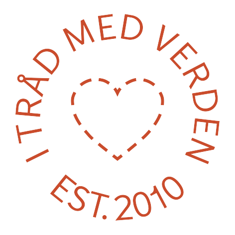 Orange circular stamp graphic with dashed heart outline and text "I tråd
